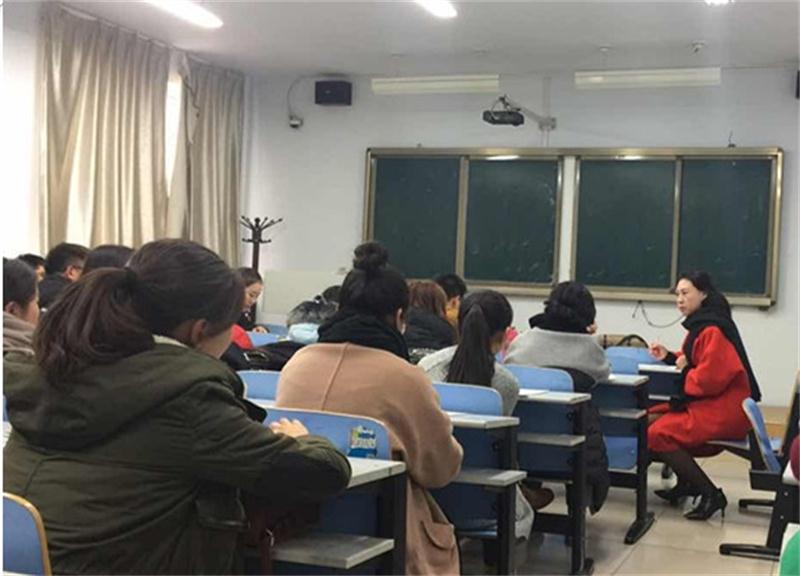 新闻传播学院党总支副书记张芸老师为学生党员举办党课讲座