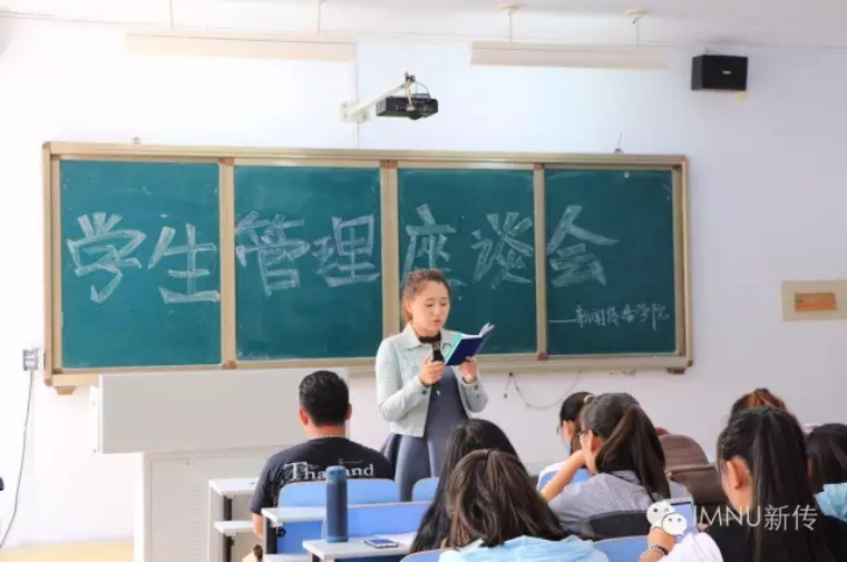 新闻传播学院组织学生自我监督、自我管理、自我服务座谈会