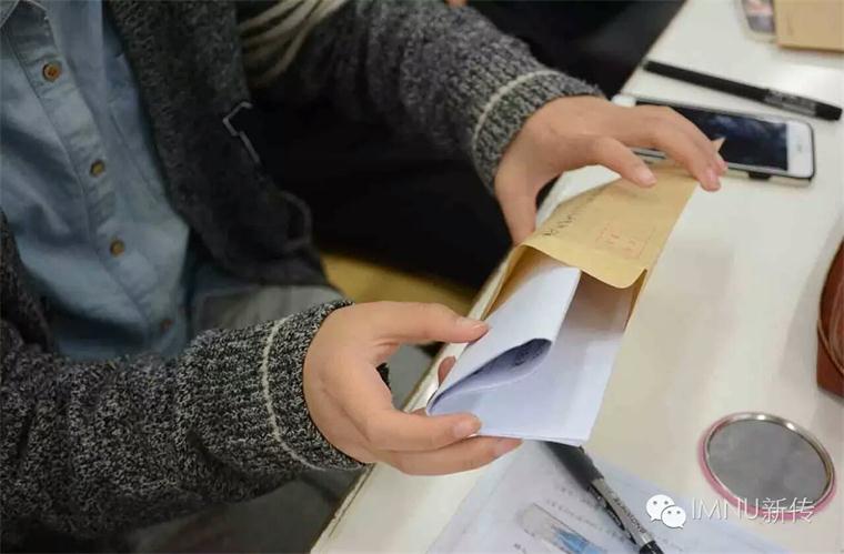 新闻传播学院组织“一封家书、遥寄相思”活动