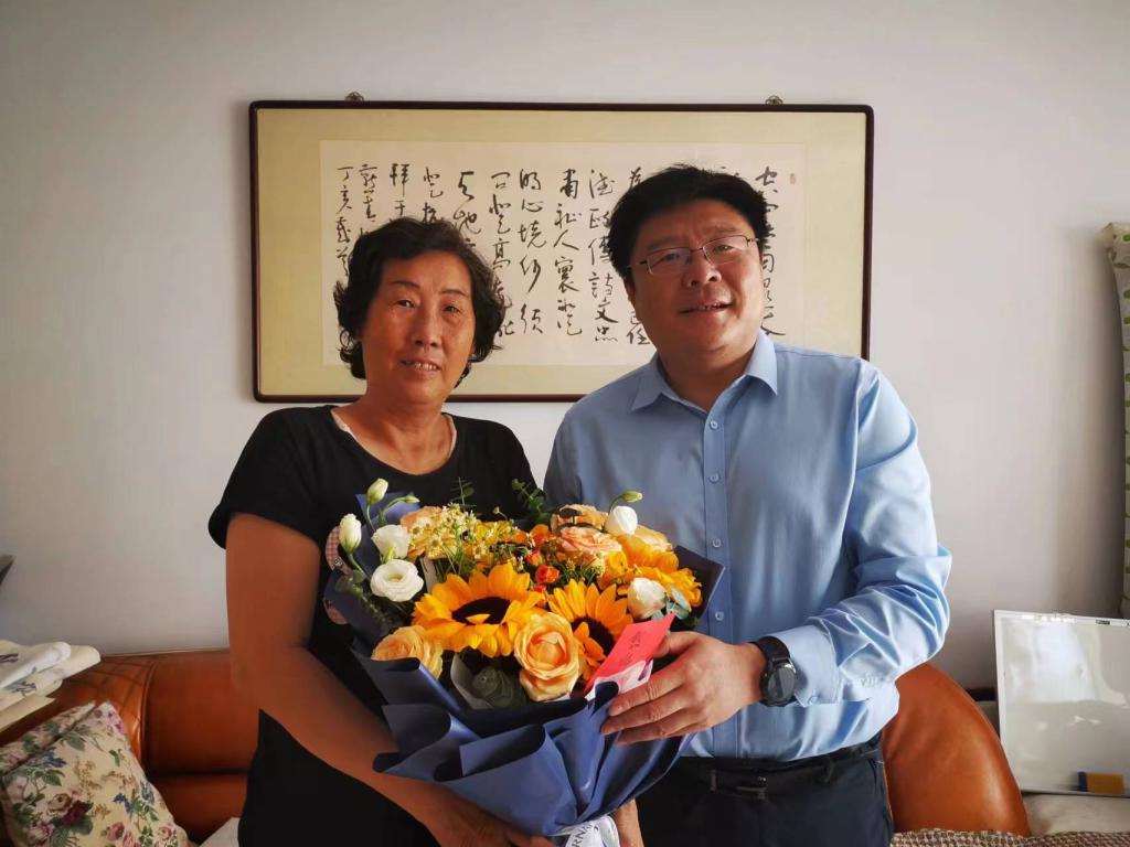 新闻传播学院慰问退休教工